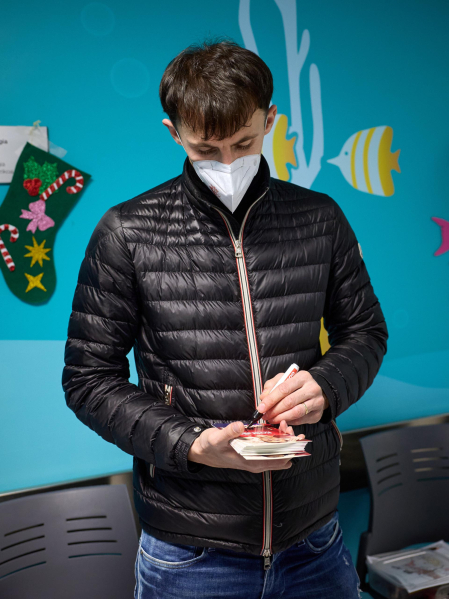 Ambiente rojillo este lunes en el HUN en la tradicional visita navideña de Osasuna a los niños hospitalizados.