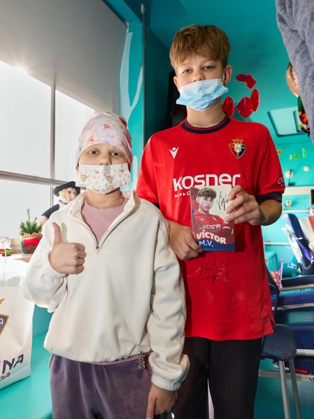 Ambiente rojillo este lunes en el HUN en la tradicional visita navideña de Osasuna a los niños hospitalizados.