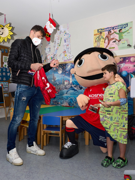 Ambiente rojillo este lunes en el HUN en la tradicional visita navideña de Osasuna a los niños hospitalizados.