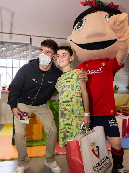 Ambiente rojillo este lunes en el HUN en la tradicional visita navideña de Osasuna a los niños hospitalizados.