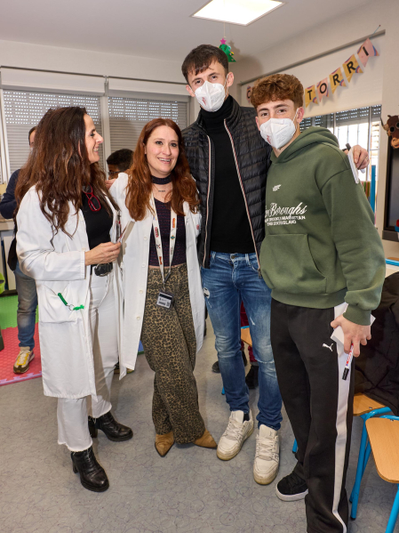 Ambiente rojillo este lunes en el HUN en la tradicional visita navideña de Osasuna a los niños hospitalizados.