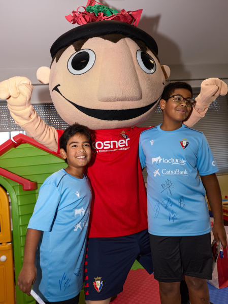 Ambiente rojillo este lunes en el HUN en la tradicional visita navideña de Osasuna a los niños hospitalizados.