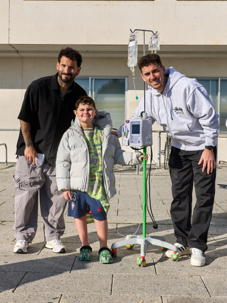 Ambiente rojillo este lunes en el HUN en la tradicional visita navideña de Osasuna a los niños hospitalizados.