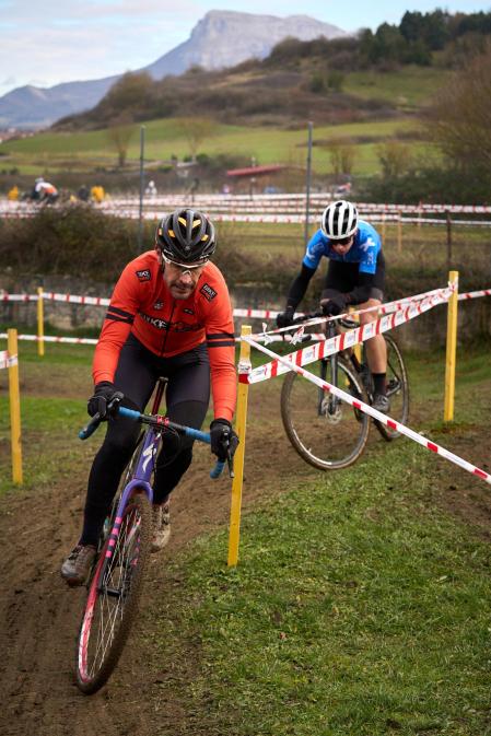 Fotos del VI Memorial Benigno Mendia, campeonato navarro de ciclocross en Urdiáin