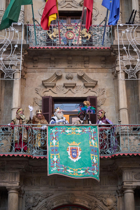 Multitudinario recibimiento a los Reyes Magos de Oriente a su entrada en Pamplona, con la comitiva recorriendo el Casco Viejo y la posterior visita al Ayuntamiento de Pamplona