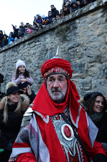 Multitudinario recibimiento a los Reyes Magos de Oriente a su entrada en Pamplona, con la comitiva recorriendo el Casco Viejo y la posterior visita al Ayuntamiento de Pamplona