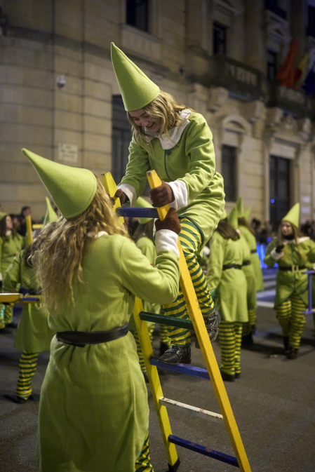 Pamplona volvió a llenarse de colorido, magia e ilusión con el paso de la Cabalgata de SS MM los Reyes Magos de Oriente este lunes, 5 de enero