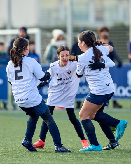 Partidos de las finales de consolación, mixta y femenina del Torneo Interescolar de Tajonar 2025 con la entrega de trofeos y premios