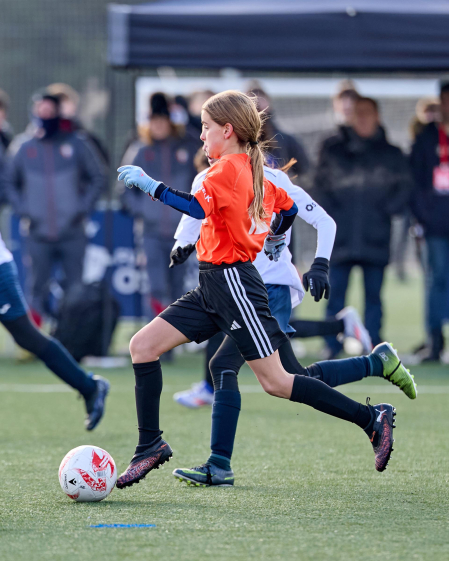 Partidos de las finales de consolación, mixta y femenina del Torneo Interescolar de Tajonar 2025 con la entrega de trofeos y premios