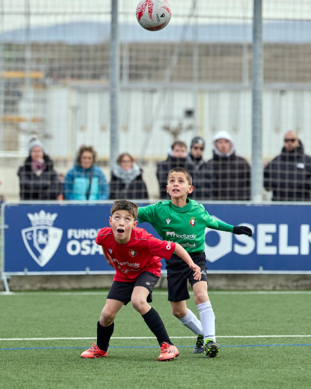 Partidos de las finales de consolación, mixta y femenina del Torneo Interescolar de Tajonar 2025 con la entrega de trofeos y premios