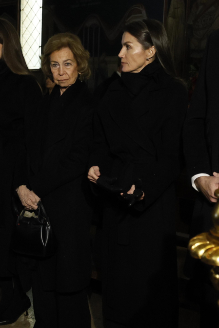 Los Reyes y sus hijas arropan a la Reina Sofía en el responso por su hermana Irene de Grecia en Madrid