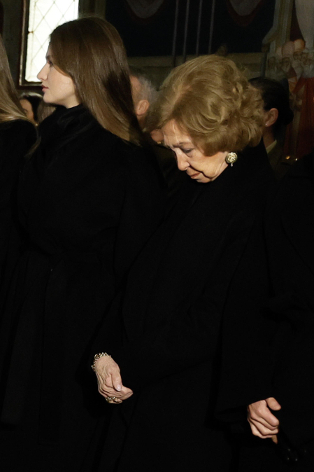 Los Reyes y sus hijas arropan a la Reina Sofía en el responso por su hermana Irene de Grecia en Madrid