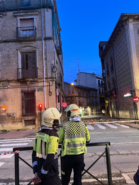 Foto del desprendimiento de un alero en el centro de Tafalla.