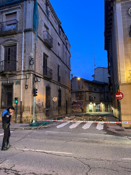 Foto del desprendimiento de un alero en el centro de Tafalla.