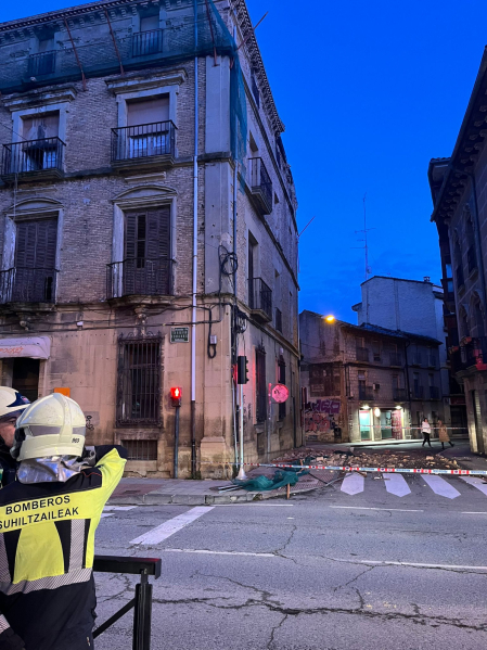 Foto del desprendimiento de un alero en el centro de Tafalla.