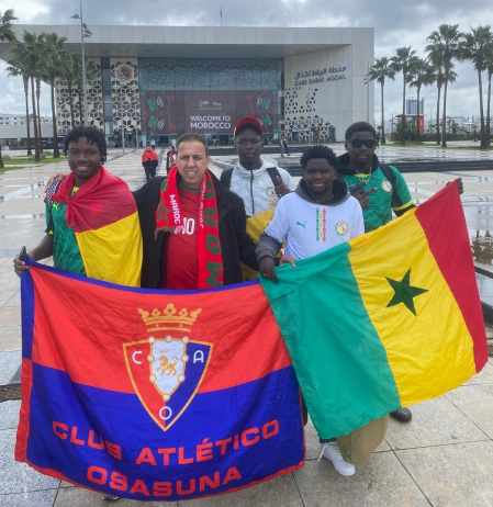 Said, con la bandera de Osasuna, junto a aficionados de Senegal