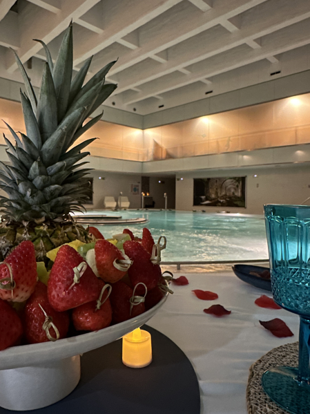 Esta experiencia se vive a la luz de las velas y con cava, dulces y fruta fresca