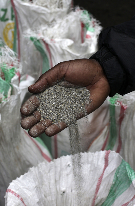 El procesado del coltán transforma el mineral en bruto, compuesto por columbita y tantalita, en óxidos puros de tantalio y niobio esenciales para la electrónica