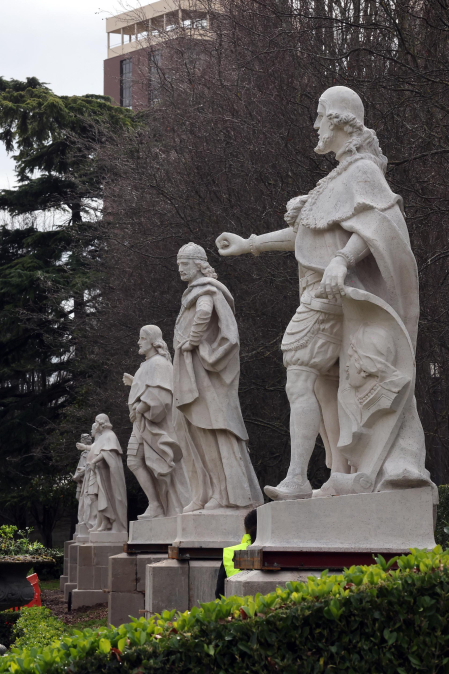 Fotos de la finalizaciòn del traslado de las estatuas del Paseo de Sarasate a los jardines de la Taconera