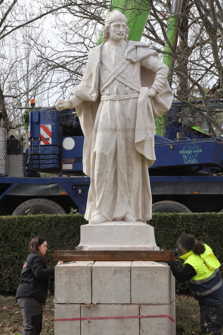 Fotos de la finalizaciòn del traslado de las estatuas del Paseo de Sarasate a los jardines de la Taconera