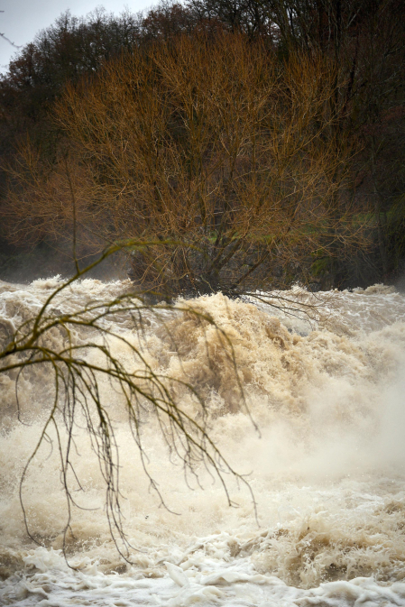 Crecida del río Ultzama a su paso por el Batán de Villava.