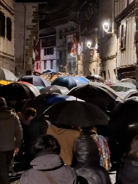 Embutidos en sacos de heno, una hilera de orondos personajes de apariencia rural desfila por el entramado urbano en una tarde de tiempo desapacible en la localidad de Lesaka. Se trata de los Zako zahar