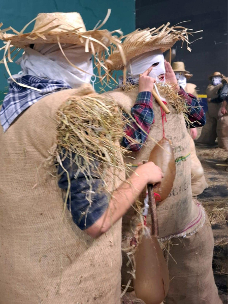 Embutidos en sacos de heno, una hilera de orondos personajes de apariencia rural desfila por el entramado urbano en una tarde de tiempo desapacible en la localidad de Lesaka. Se trata de los Zako zahar