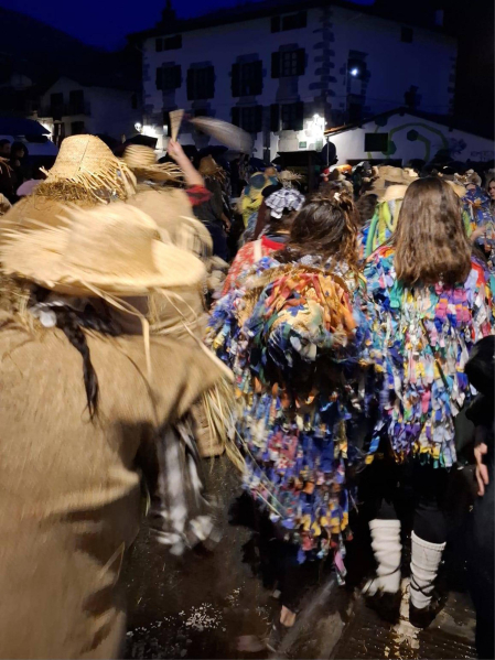 Embutidos en sacos de heno, una hilera de orondos personajes de apariencia rural desfila por el entramado urbano en una tarde de tiempo desapacible en la localidad de Lesaka. Se trata de los Zako zahar