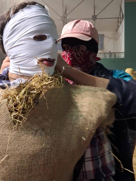 Embutidos en sacos de heno, una hilera de orondos personajes de apariencia rural desfila por el entramado urbano en una tarde de tiempo desapacible en la localidad de Lesaka. Se trata de los Zako zahar