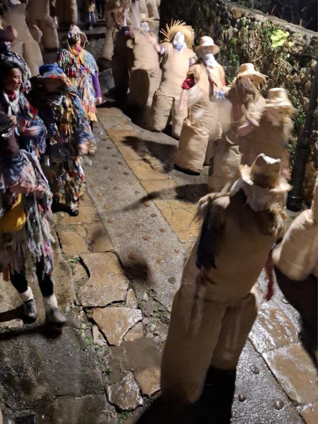 Embutidos en sacos de heno, una hilera de orondos personajes de apariencia rural desfila por el entramado urbano en una tarde de tiempo desapacible en la localidad de Lesaka. Se trata de los Zako zahar