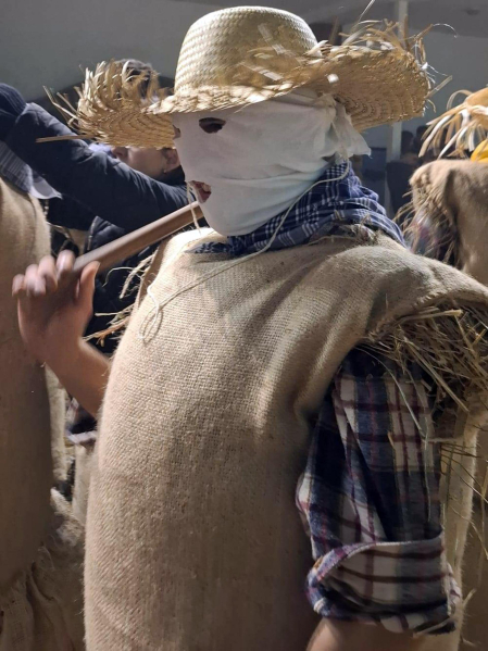 Embutidos en sacos de heno, una hilera de orondos personajes de apariencia rural desfila por el entramado urbano en una tarde de tiempo desapacible en la localidad de Lesaka. Se trata de los Zako zahar