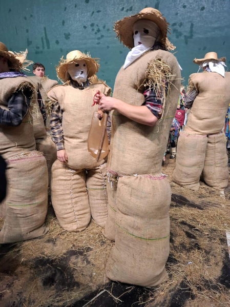Embutidos en sacos de heno, una hilera de orondos personajes de apariencia rural desfila por el entramado urbano en una tarde de tiempo desapacible en la localidad de Lesaka. Se trata de los Zako zahar