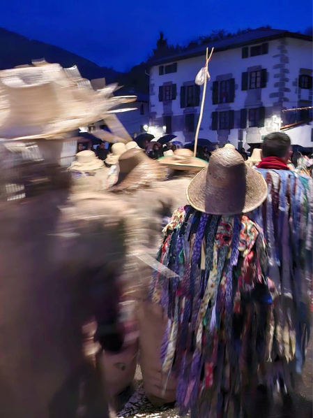 Embutidos en sacos de heno, una hilera de orondos personajes de apariencia rural desfila por el entramado urbano en una tarde de tiempo desapacible en la localidad de Lesaka. Se trata de los Zako zahar