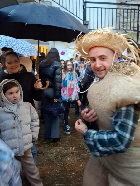 Embutidos en sacos de heno, una hilera de orondos personajes de apariencia rural desfila por el entramado urbano en una tarde de tiempo desapacible en la localidad de Lesaka. Se trata de los Zako zahar
