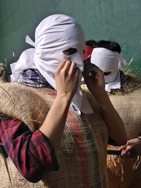 Embutidos en sacos de heno, una hilera de orondos personajes de apariencia rural desfila por el entramado urbano en una tarde de tiempo desapacible en la localidad de Lesaka. Se trata de los Zako zahar