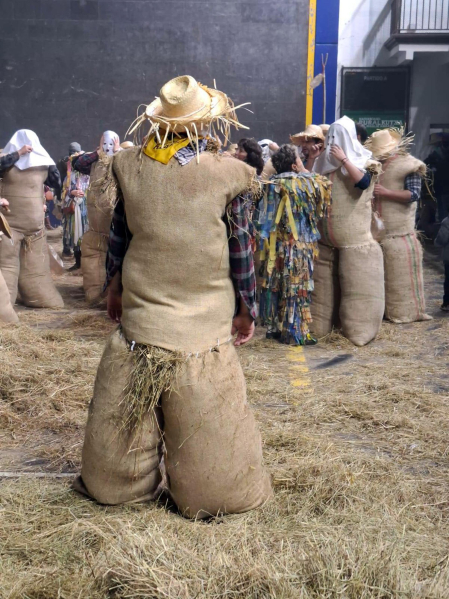 Embutidos en sacos de heno, una hilera de orondos personajes de apariencia rural desfila por el entramado urbano en una tarde de tiempo desapacible en la localidad de Lesaka. Se trata de los Zako zahar