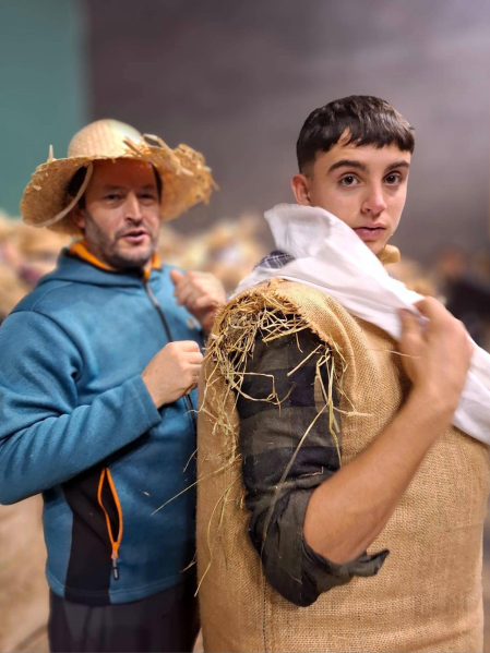 Embutidos en sacos de heno, una hilera de orondos personajes de apariencia rural desfila por el entramado urbano en una tarde de tiempo desapacible en la localidad de Lesaka. Se trata de los Zako zahar