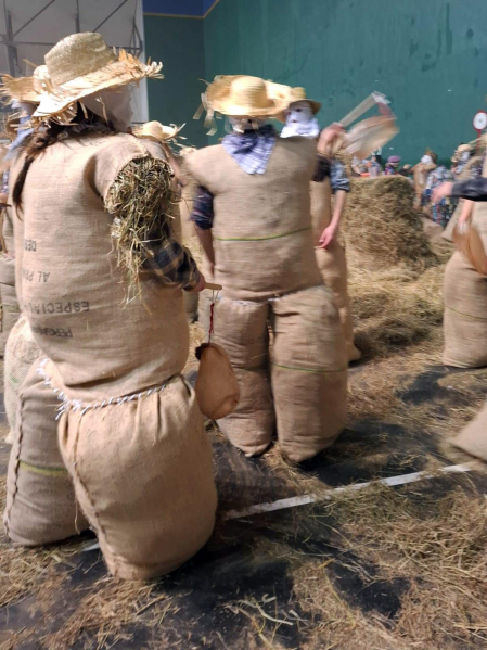 Embutidos en sacos de heno, una hilera de orondos personajes de apariencia rural desfila por el entramado urbano en una tarde de tiempo desapacible en la localidad de Lesaka. Se trata de los Zako zahar