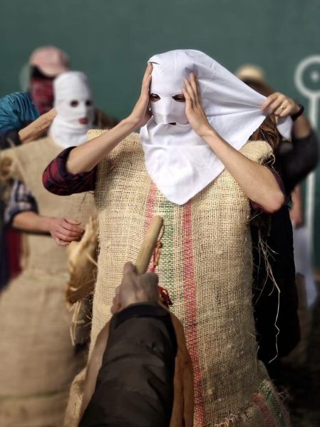 Embutidos en sacos de heno, una hilera de orondos personajes de apariencia rural desfila por el entramado urbano en una tarde de tiempo desapacible en la localidad de Lesaka. Se trata de los Zako zahar