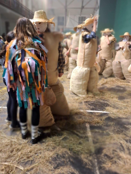 Embutidos en sacos de heno, una hilera de orondos personajes de apariencia rural desfila por el entramado urbano en una tarde de tiempo desapacible en la localidad de Lesaka. Se trata de los Zako zahar