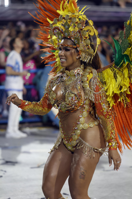 Colorido y música en el primer día de desfiles en el Sambódromo de Río de Janeiro con motivo de los Carnavales
