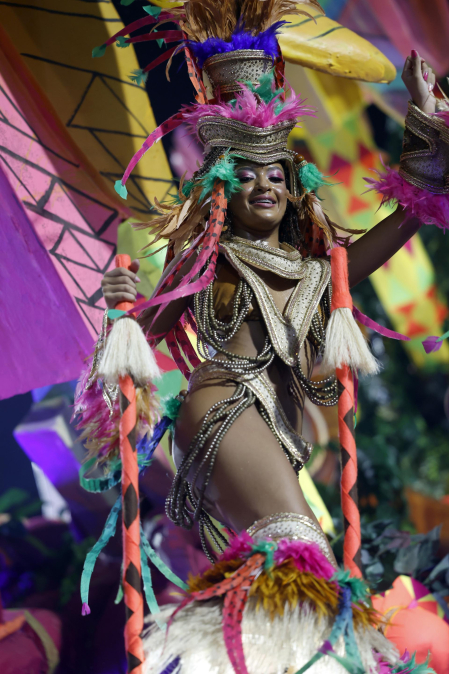 Colorido y música en el primer día de desfiles en el Sambódromo de Río de Janeiro con motivo de los Carnavales