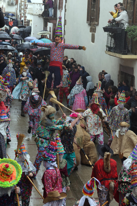 Ziripot, Miel Otxin y Zaldiko salieron a las calles de Lantz este lunes, 16 de febrero, cumpliendo con la tradición