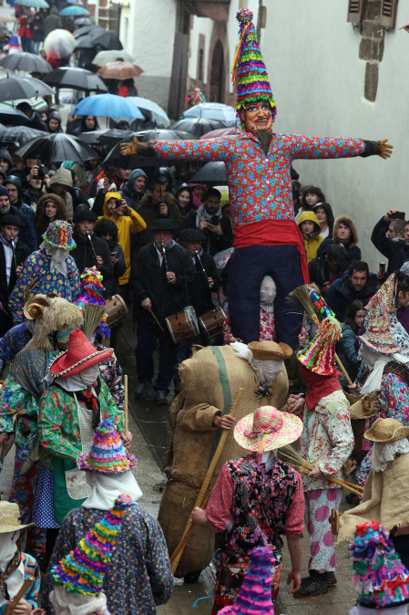 Ziripot, Miel Otxin y Zaldiko salieron a las calles de Lantz este lunes, 16 de febrero, cumpliendo con la tradición