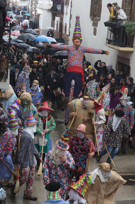 Ziripot, Miel Otxin y Zaldiko salieron a las calles de Lantz este lunes, 16 de febrero, cumpliendo con la tradición
