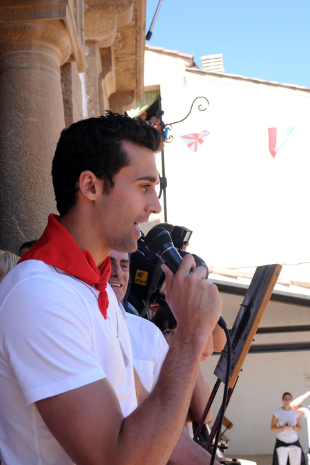 Arbeloa, en el balcón del Ayuntamiento de Carcastillo en 2010