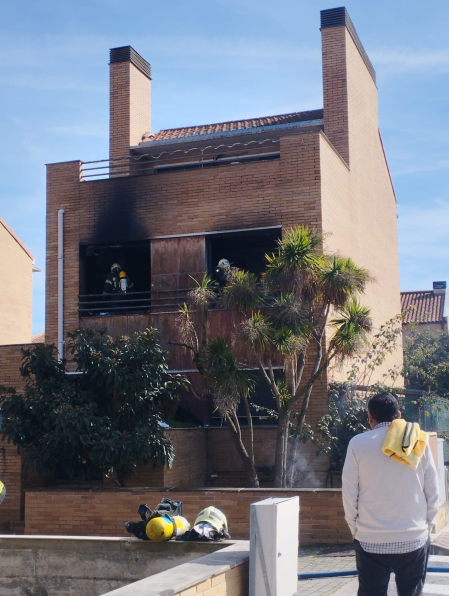 Fotos del incendio de una vivienda unifamiliar en Mutilva