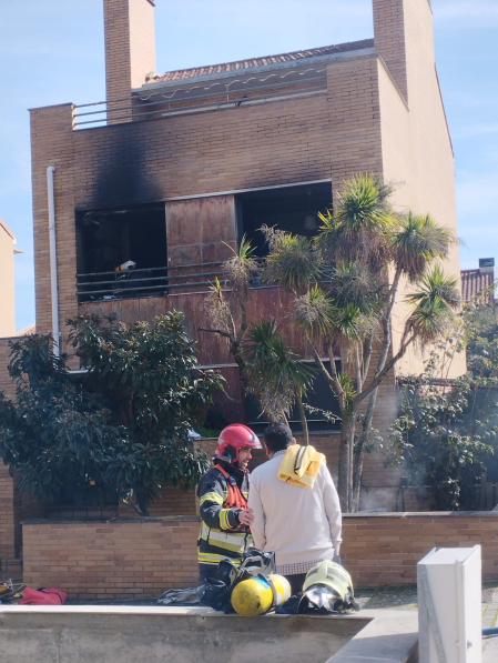Fotos del incendio de una vivienda unifamiliar en Mutilva