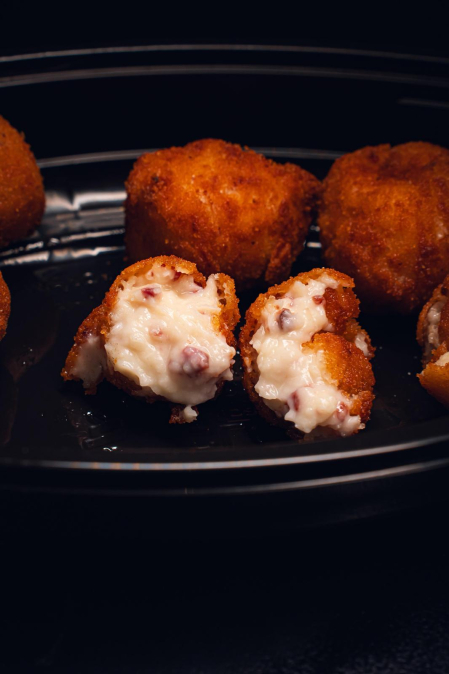 En El Pollo Paulino se pueden encontrar croquetas de jamón ibérico, hongos, pimientos con carne, ajetes frescos con gambas y roquefort con pollo