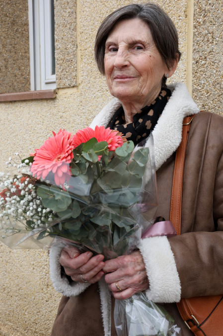 Conchi Moriones, de 75 años, con un ramo de flores que dejará en la tumba de Dolores Villabona, su madre.